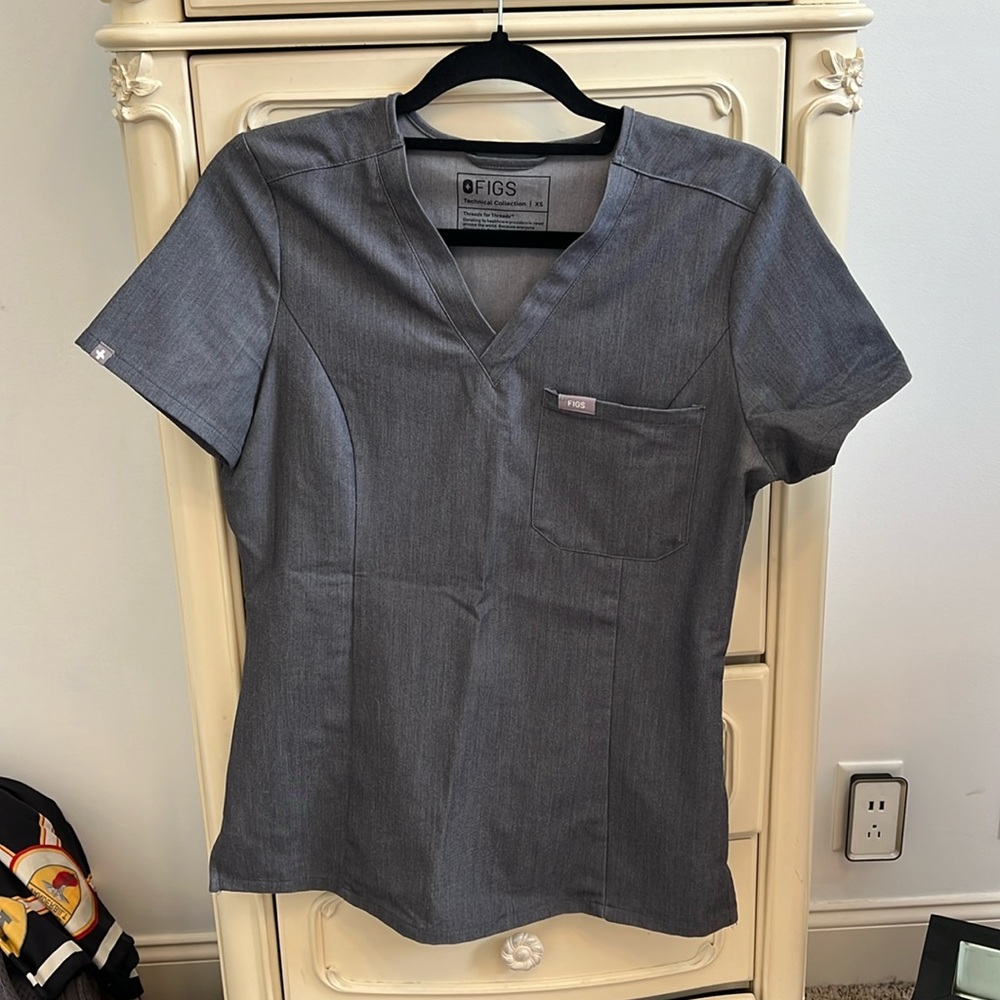 Figs graphite color SLIM cut Catarina scrub top EUC